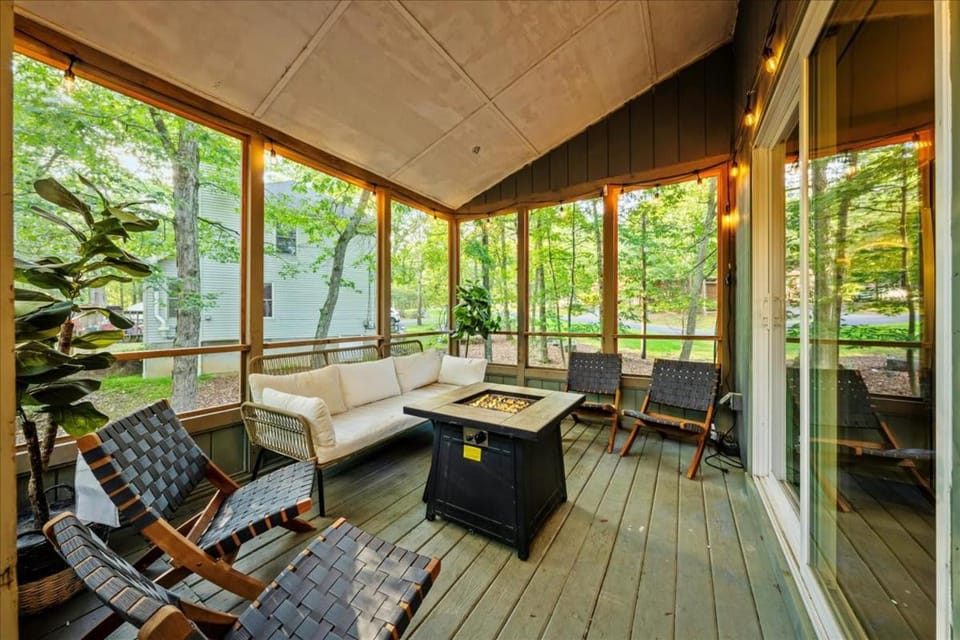 Sleeps 14 Hot Tub Paddle Boards Arcade Games House in Stroud Township