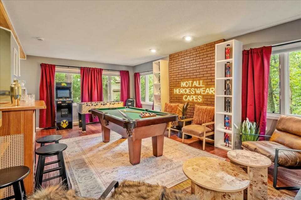 Sleeps 14 Hot Tub Paddle Boards Arcade Games House in Stroud Township