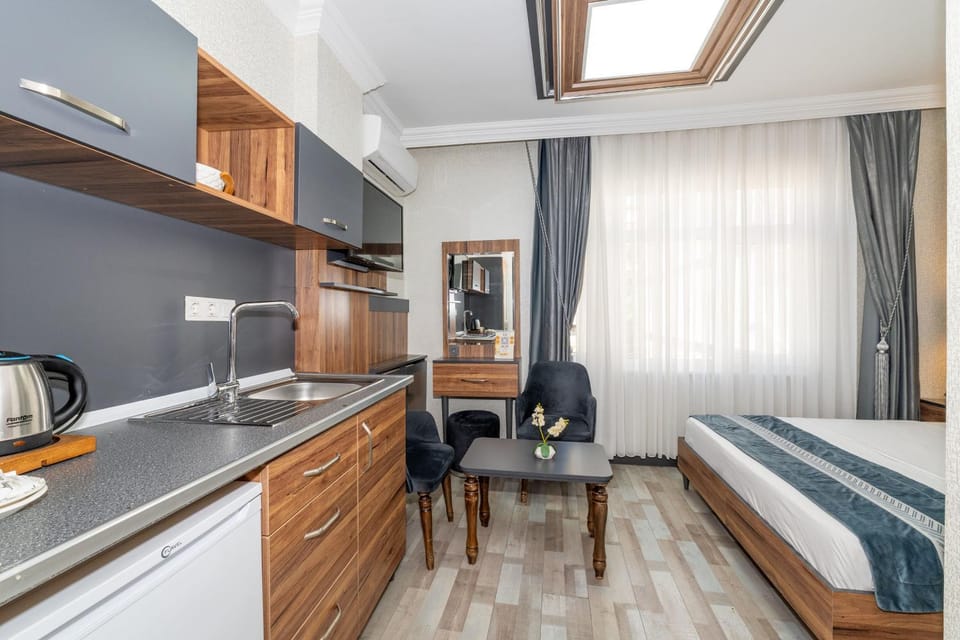 Bed, TV and multimedia, Living room, Photo of the whole room, Seating area, Bedroom, wardrobe