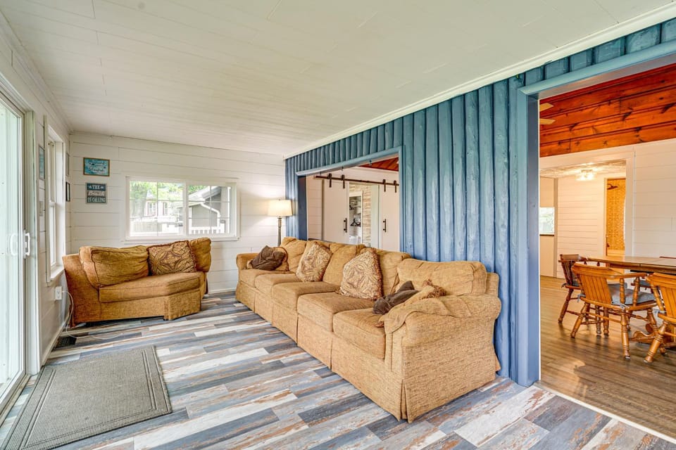 Walk to Cranberry Lake: Quaint Family Cottage House in Lake Erie