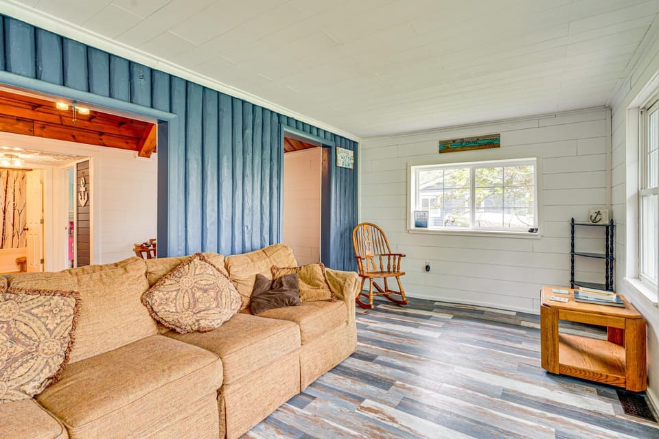 Walk to Cranberry Lake: Quaint Family Cottage House in Lake Erie
