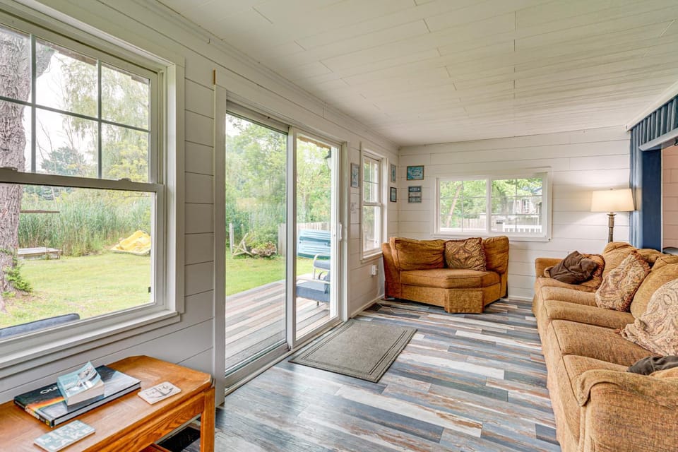 Walk to Cranberry Lake: Quaint Family Cottage House in Lake Erie