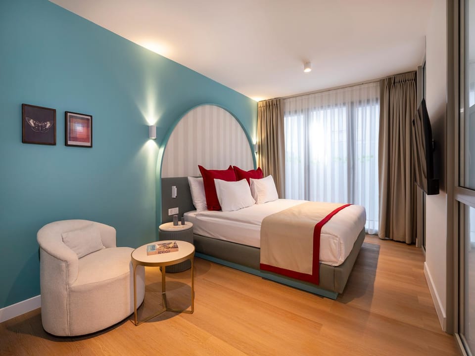 Bed, TV and multimedia, Photo of the whole room, Seating area, Bedroom