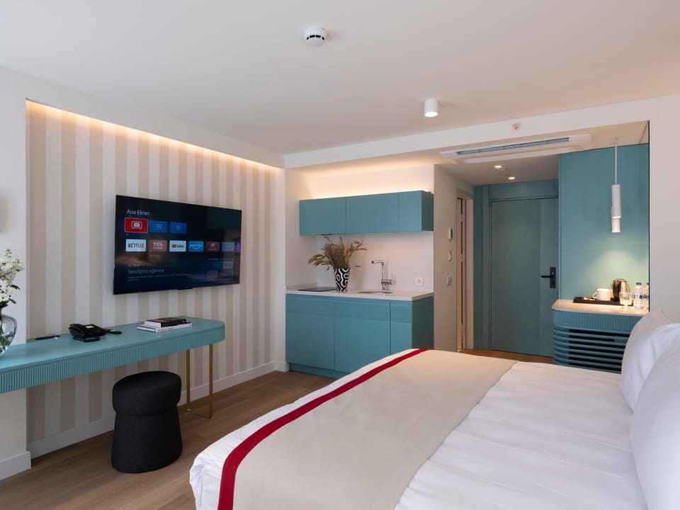 Bed, TV and multimedia, Kitchen or kitchenette, Photo of the whole room
