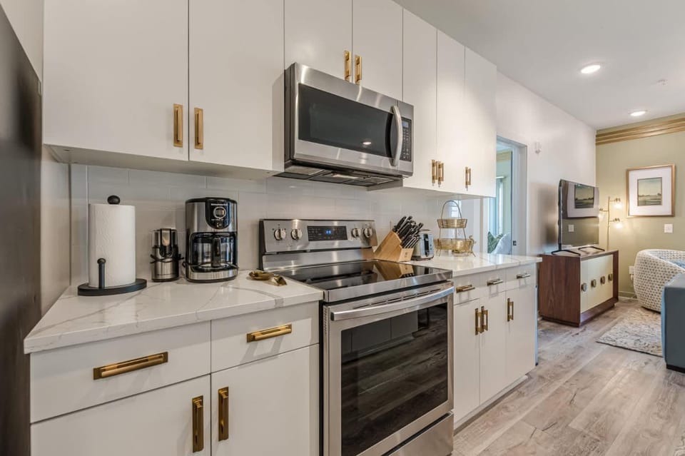 Coffee/tea facilities, Kitchen or kitchenette, dishwasher, oven, stove, toaster
