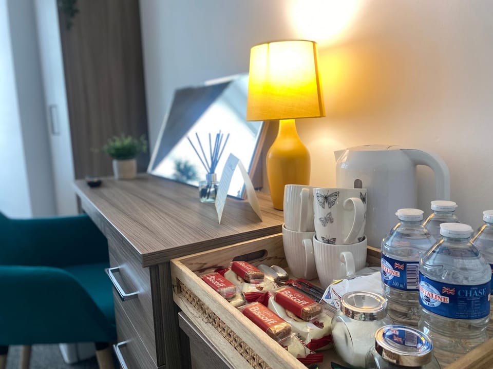 Coffee/tea facilities, Food and drinks