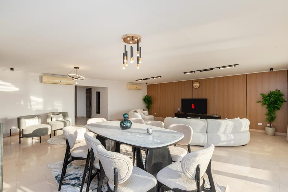 TV and multimedia, Living room, Seating area, Dining area