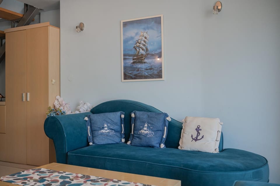 Bed, Living room, Photo of the whole room, Seating area, Bedroom