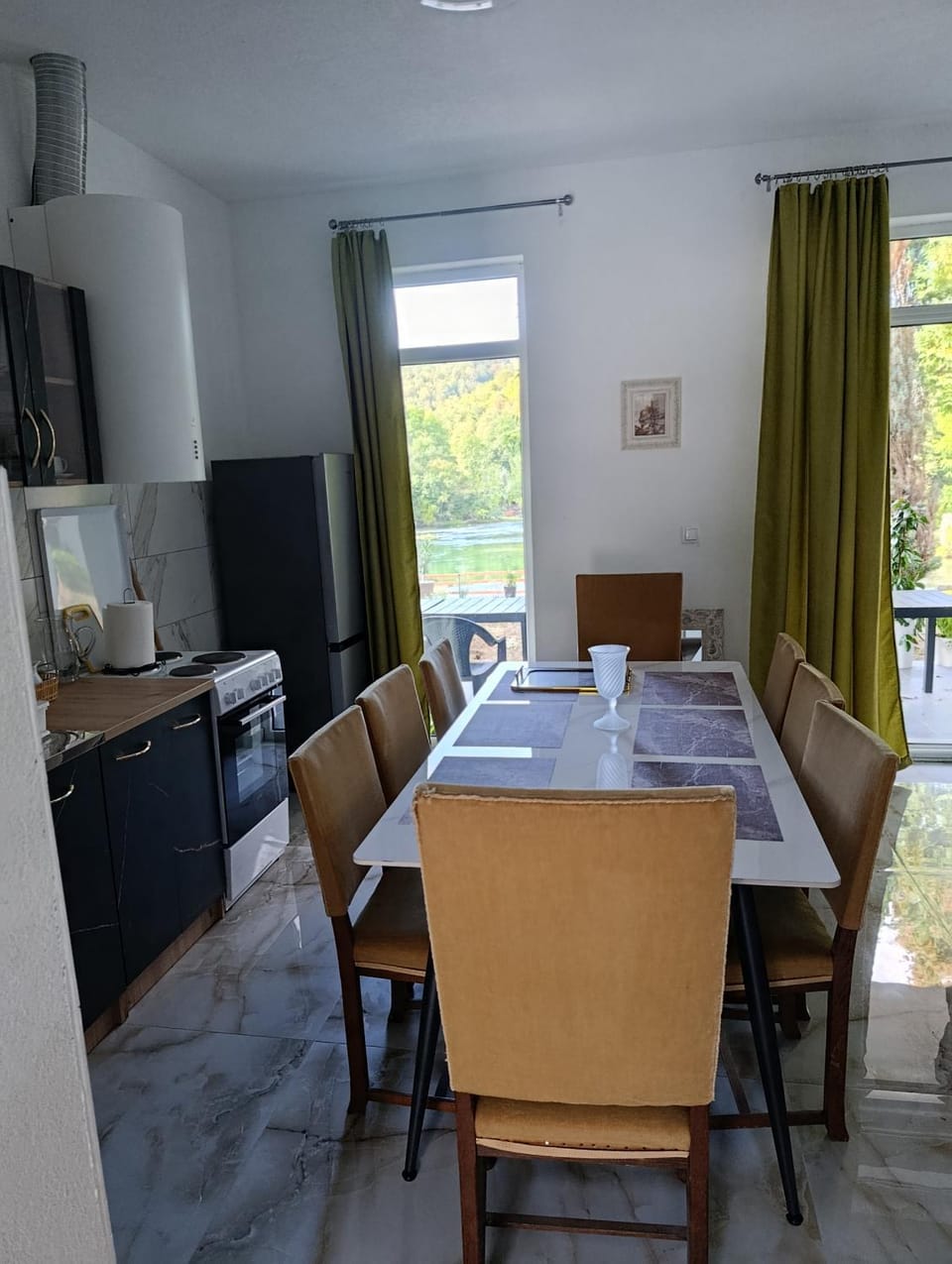 Kitchen or kitchenette, Dining area