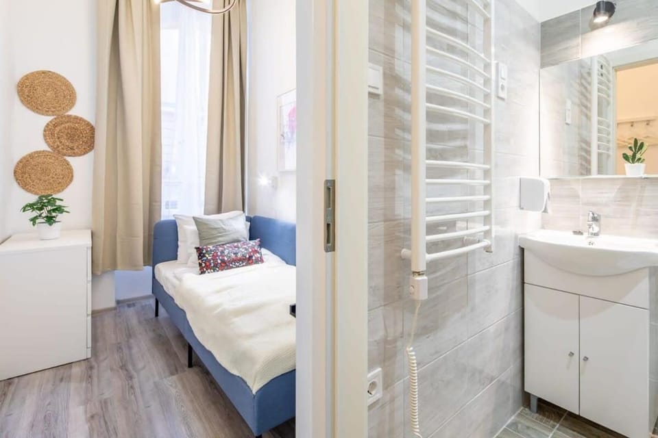 Ultra Central Comfy AirCon Room Apartment in Budapest