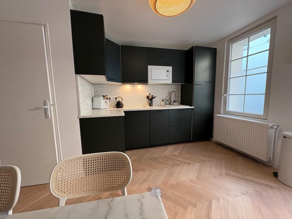 Kitchen or kitchenette, Dining area, stove