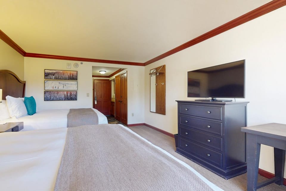 Everline Resort & Spa 630 House in Palisades Tahoe (Olympic Valley)