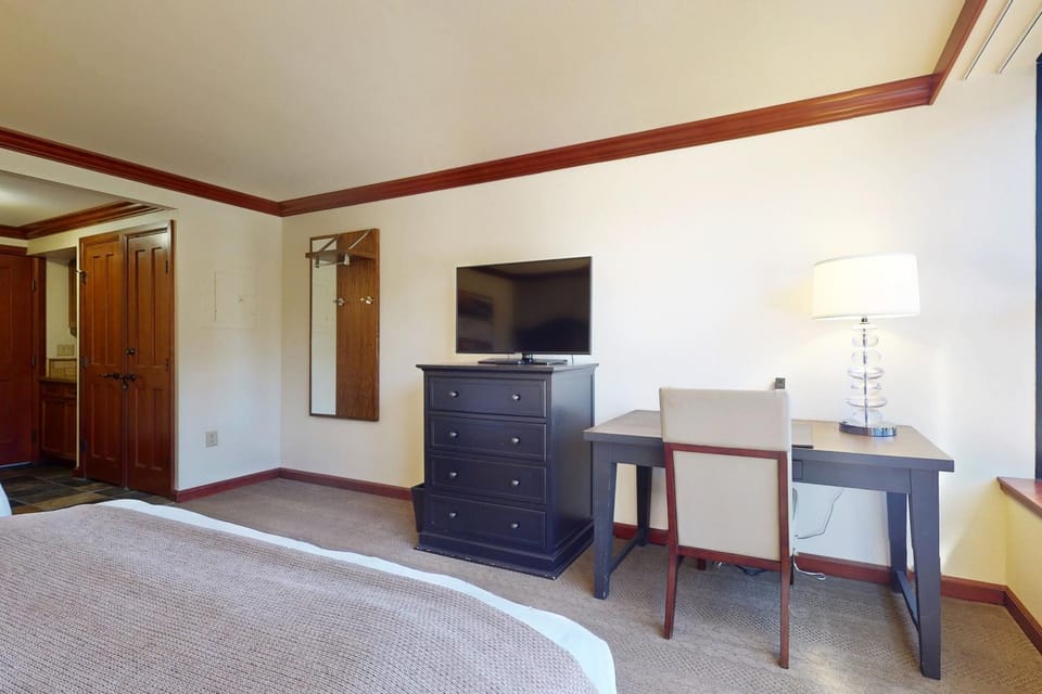 Everline Resort & Spa 630 House in Palisades Tahoe (Olympic Valley)