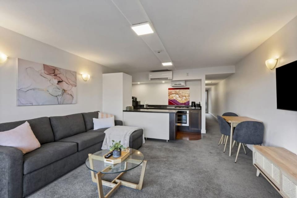 Stunning Lakefront 2-bed 2-bath with lake views Apartment in Queenstown