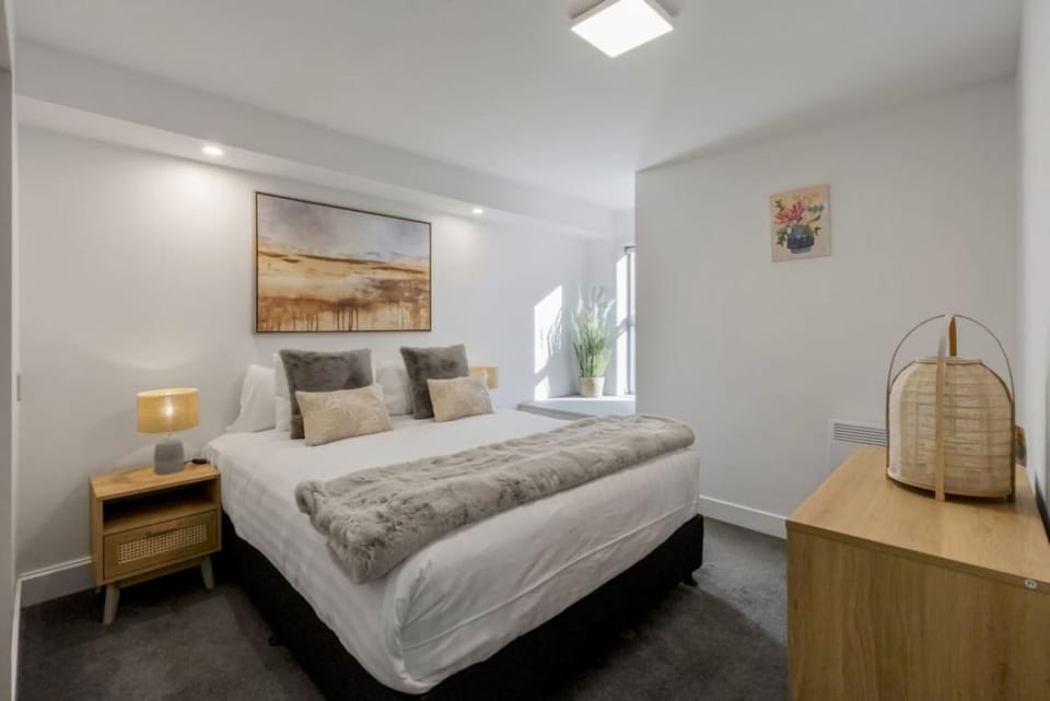 Stunning Lakefront 2-bed 2-bath with lake views Apartment in Queenstown