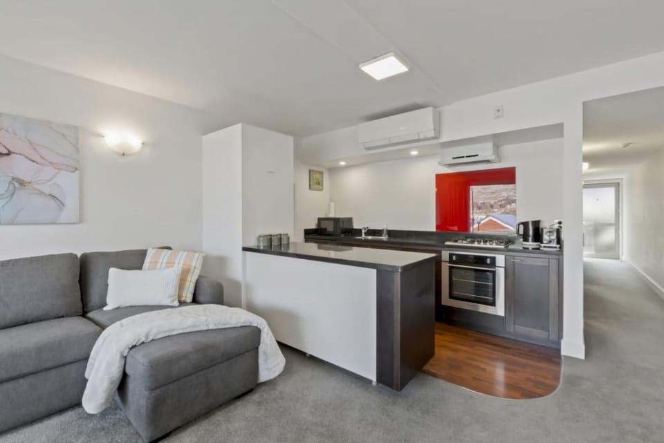 Stunning Lakefront 2-bed 2-bath with lake views Apartment in Queenstown