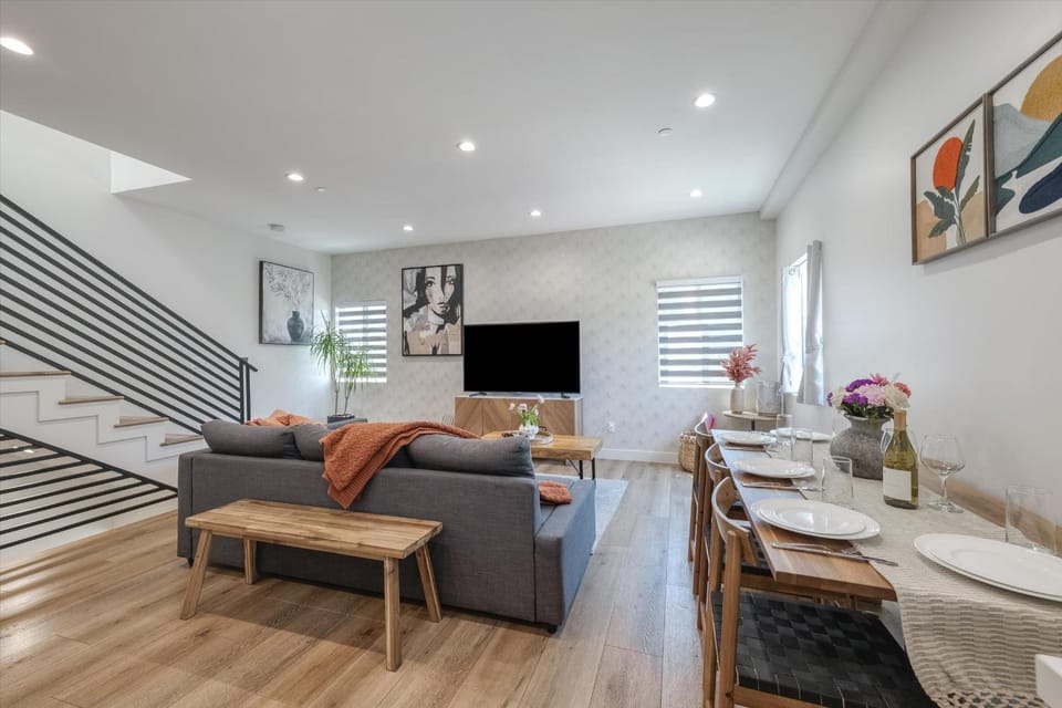TV and multimedia, Living room, Seating area, Dining area, Evening entertainment