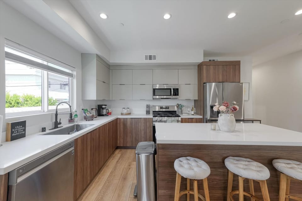 Kitchen or kitchenette, dishwasher, oven, pet friendly, stove, toaster