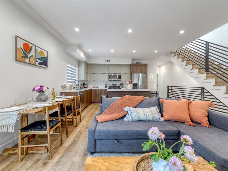 Kitchen or kitchenette, Living room, Seating area, Dining area
