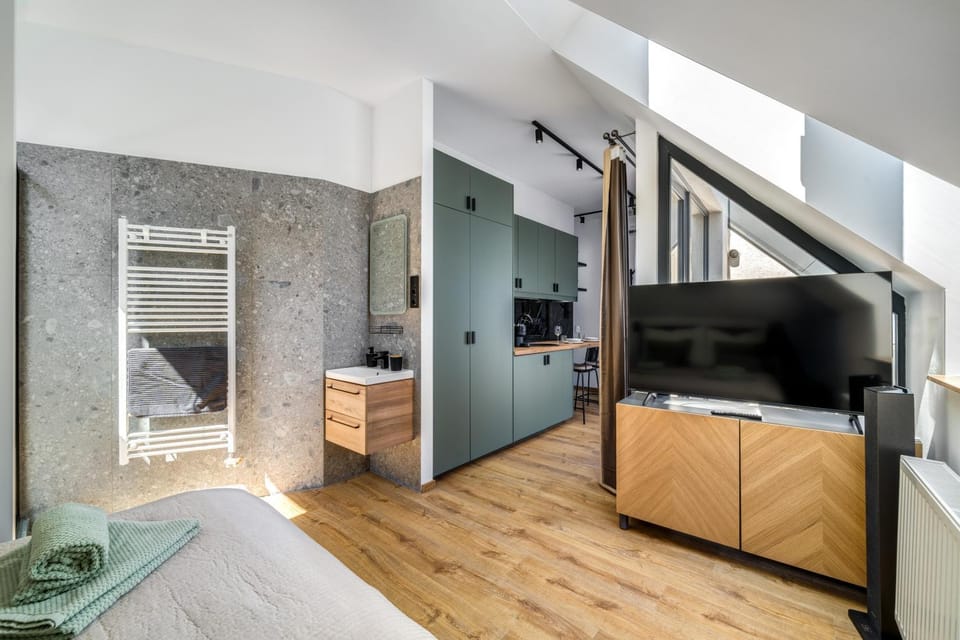 Communal lounge/ TV room, Bed, TV and multimedia, Evening entertainment, Bedroom, towels, wardrobe, air conditioner