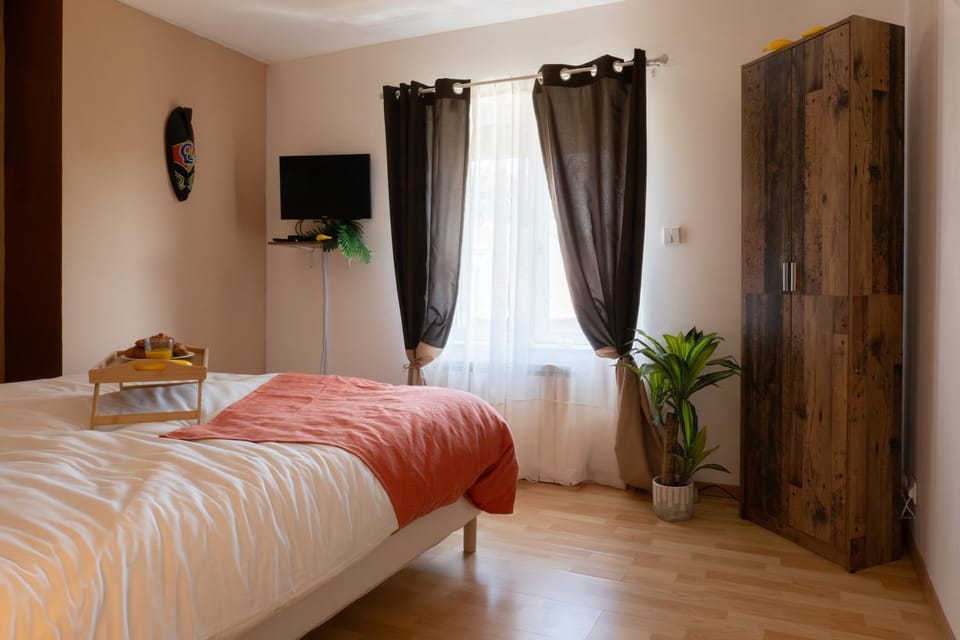 Bed, TV and multimedia, Photo of the whole room, Bedroom, wardrobe