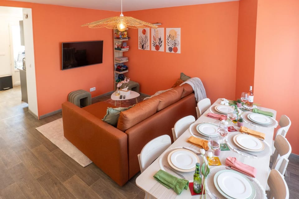 Communal lounge/ TV room, TV and multimedia, Living room, Seating area, Dining area, Evening entertainment