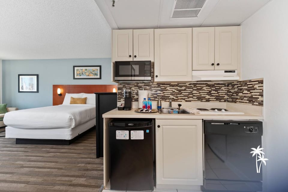 Kitchen or kitchenette, microwave, stove