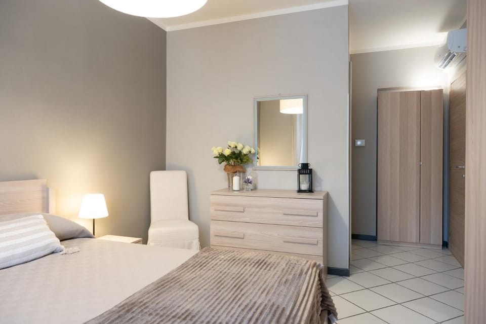 Bed, Photo of the whole room, Bedroom, air conditioner