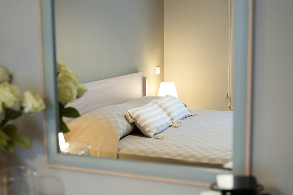 Bed, Photo of the whole room, Bedroom, air conditioner