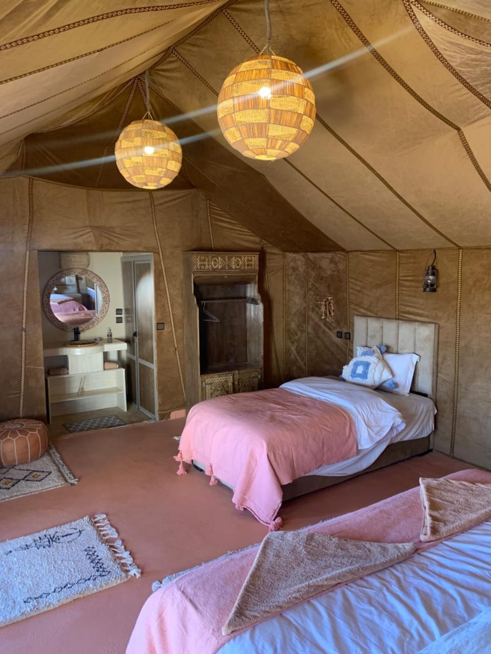 Property building, Bed, Photo of the whole room, Bedroom, towels