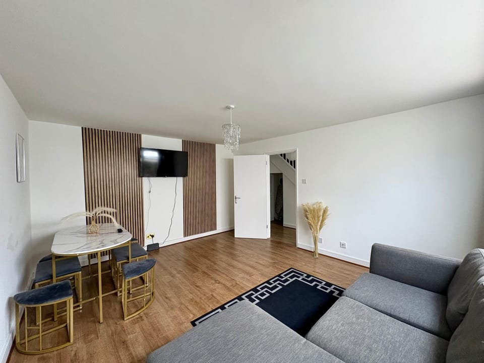 Excel & London City Airport 3bed Garden Retreat House in London