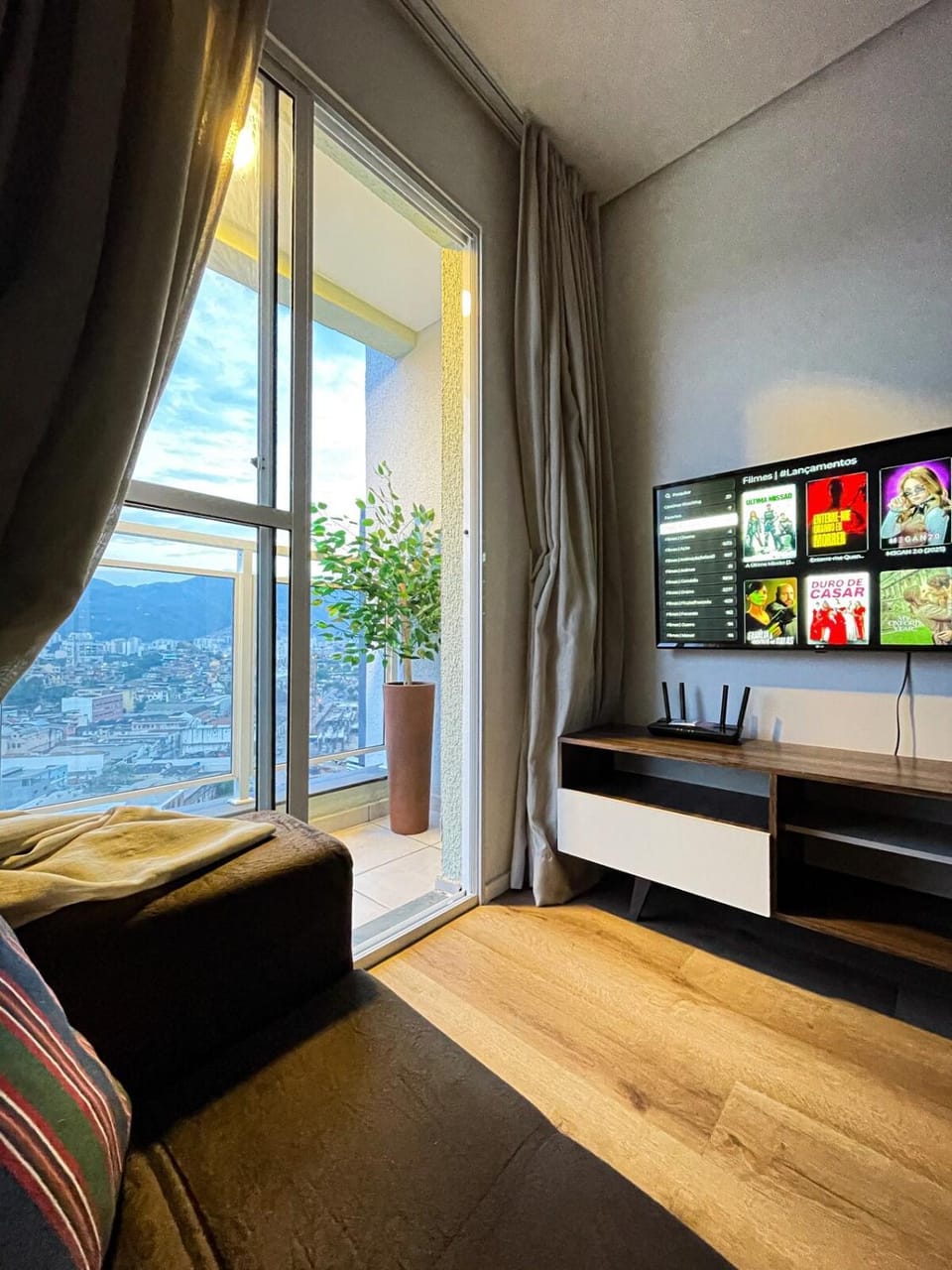 Communal lounge/ TV room, Natural landscape, TV and multimedia, Living room, Mountain view