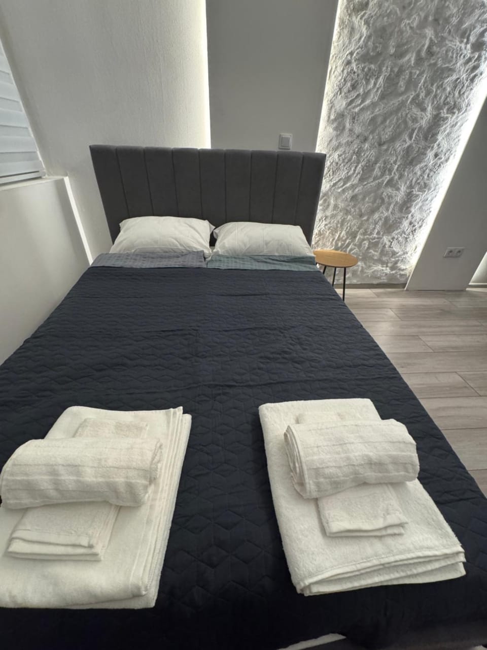 Bed, Bedroom, towels