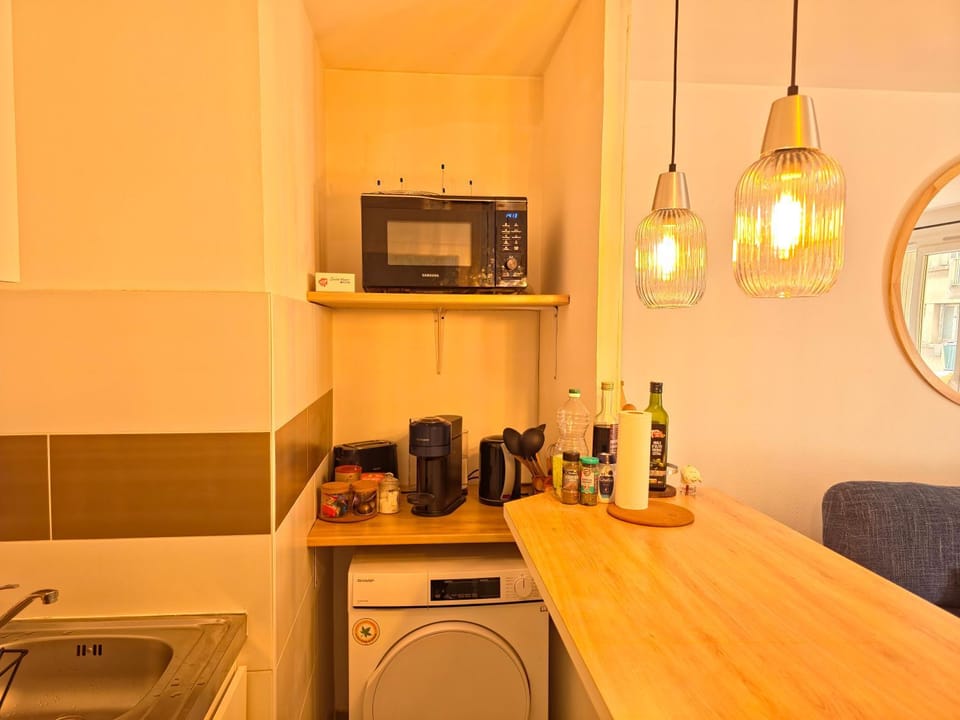 Coffee/tea facilities, oven