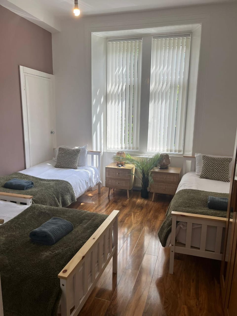 3BR Apt Near Ibrox Subway Sleeps 7 and Parking Apartment in Glasgow