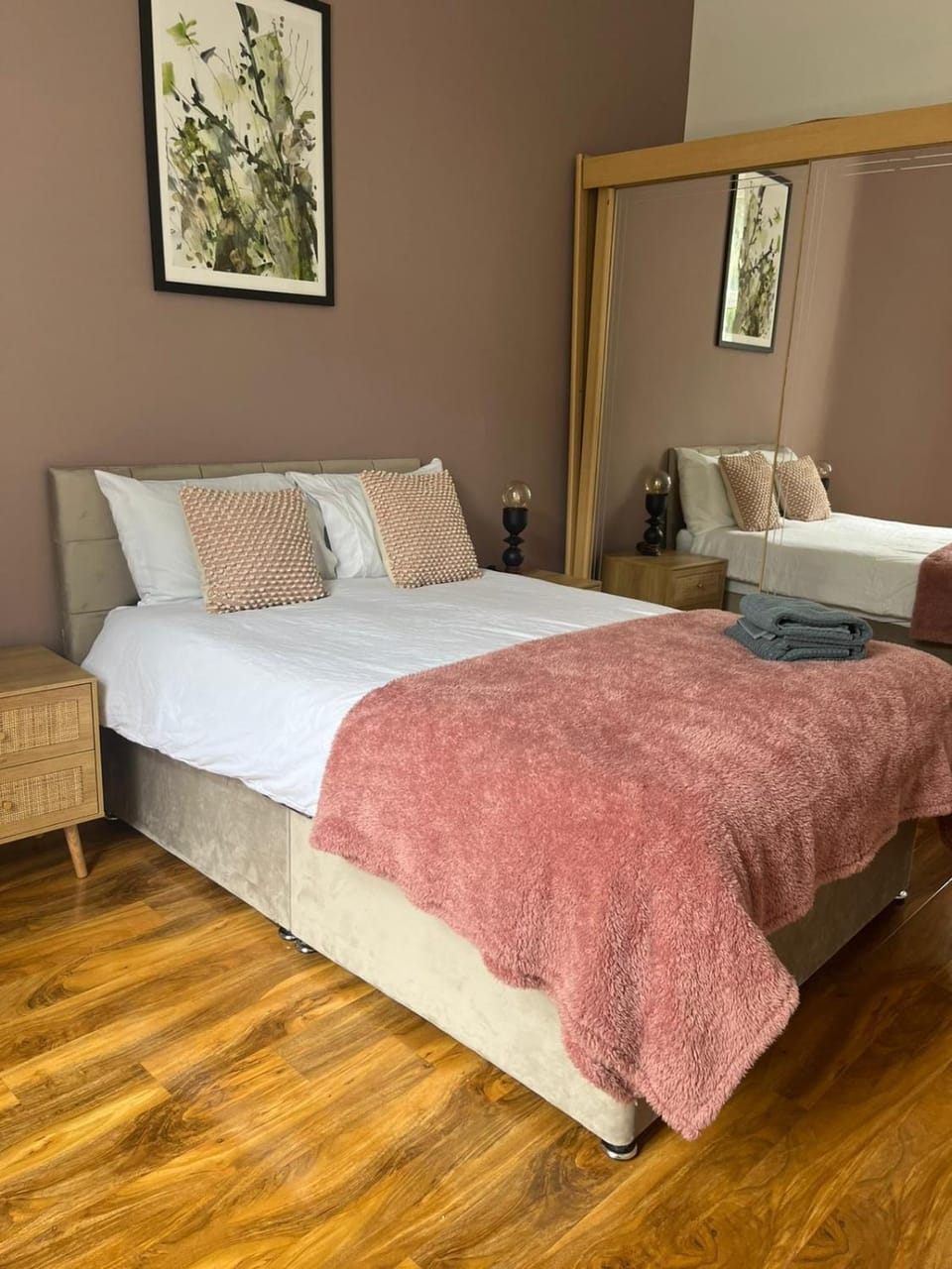 3BR Apt Near Ibrox Subway Sleeps 7 and Parking Apartment in Glasgow