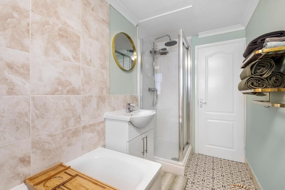 House Matteo- 3bedroom house,2 Free parking driveway,Garden, Central sleeps1-7 Apartment in Portsmouth