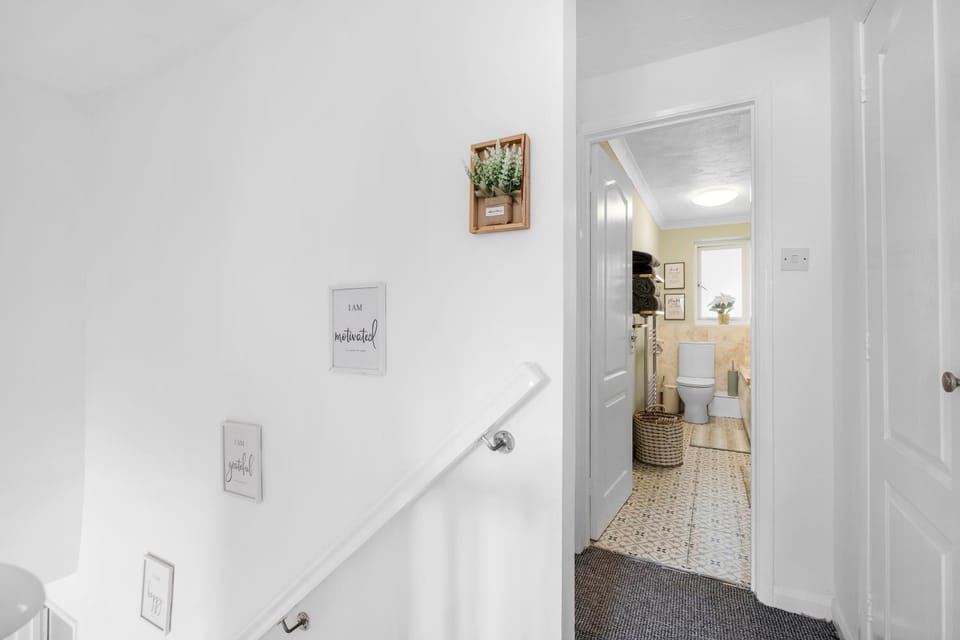 House Matteo- 3bedroom house,2 Free parking driveway,Garden, Central sleeps1-7 Apartment in Portsmouth