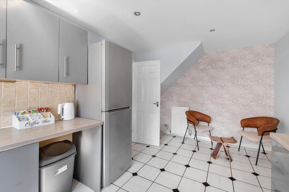 House Matteo- 3bedroom house,2 Free parking driveway,Garden, Central sleeps1-7 Apartment in Portsmouth