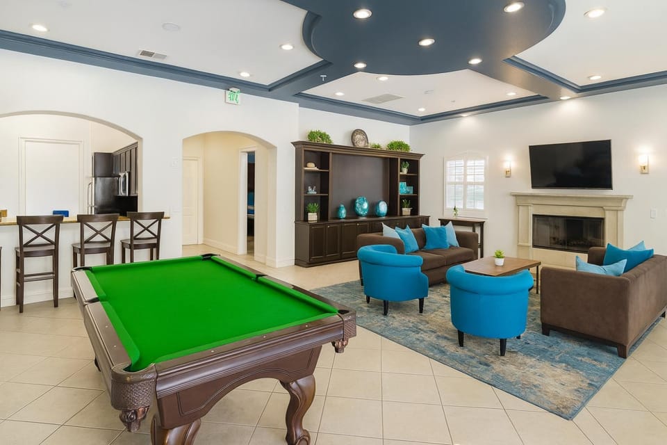 Communal lounge/ TV room, Billiard, Game Room, TV and multimedia, Seating area, Evening entertainment