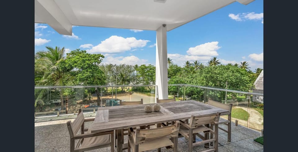 Penthouse Dunk Island Views Prime Village Location Apartment in Mission Beach
