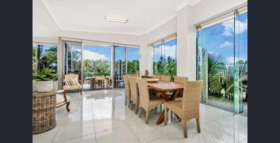 Penthouse Dunk Island Views Prime Village Location Apartment in Mission Beach
