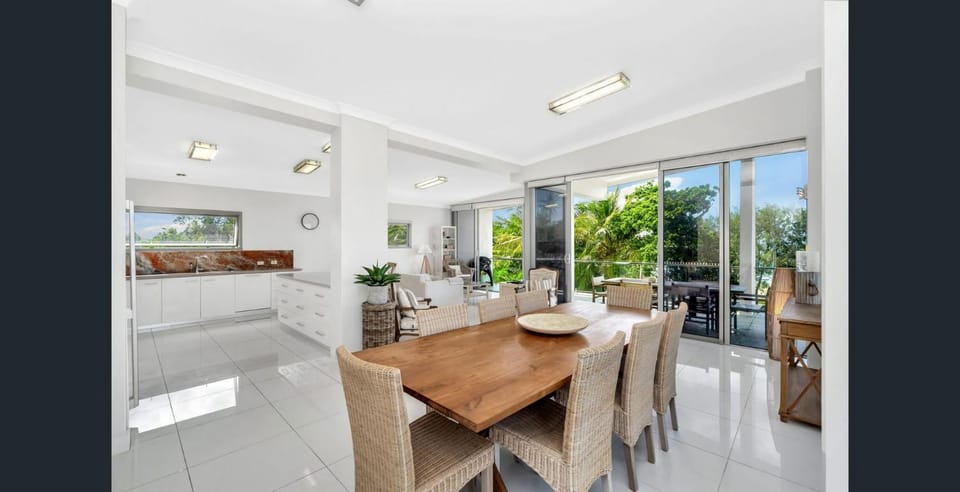 Penthouse Dunk Island Views Prime Village Location Apartment in Mission Beach