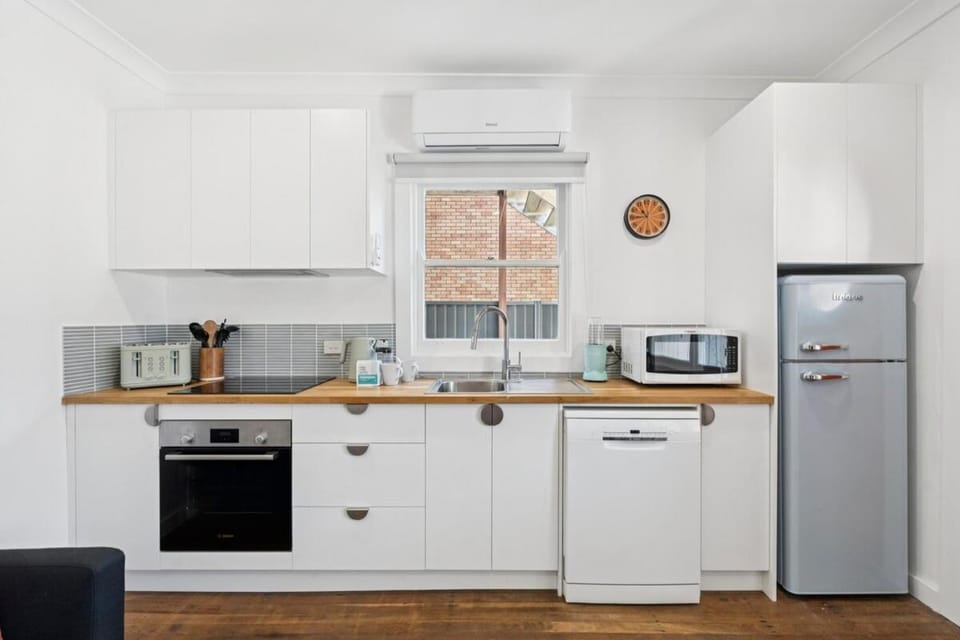 Seabreeze - Macauley's Retro Beachside Vibes Apartment in Coffs Harbour