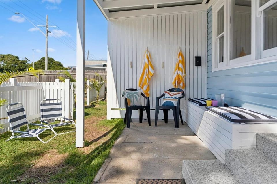 Seabreeze - Macauley's Retro Beachside Vibes Apartment in Coffs Harbour