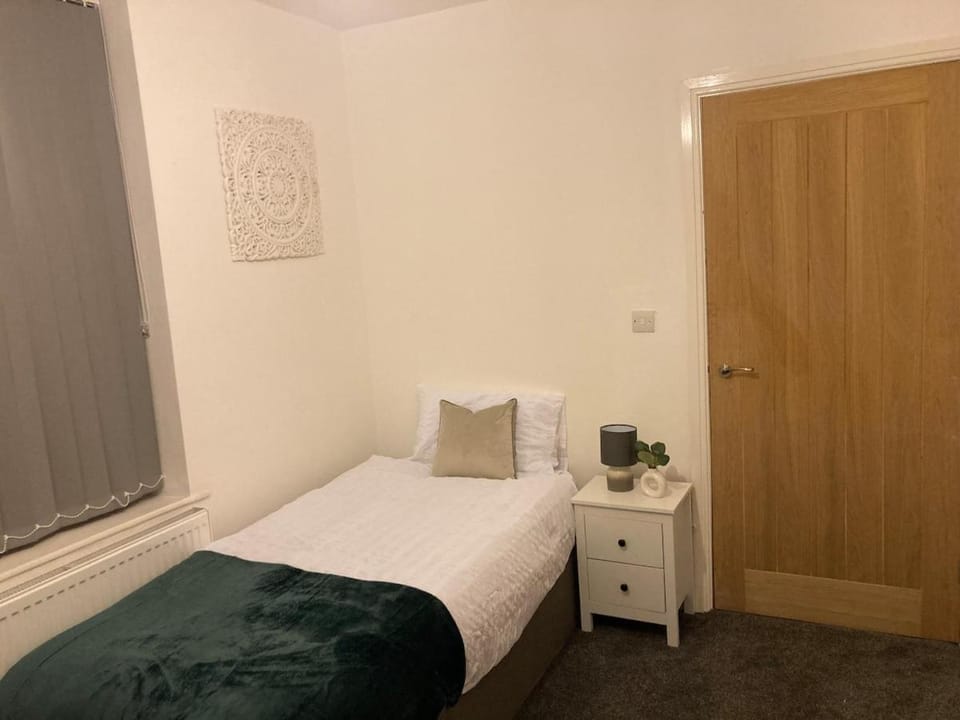 6 bedroom house with Riverviews - Free parking House in Preston