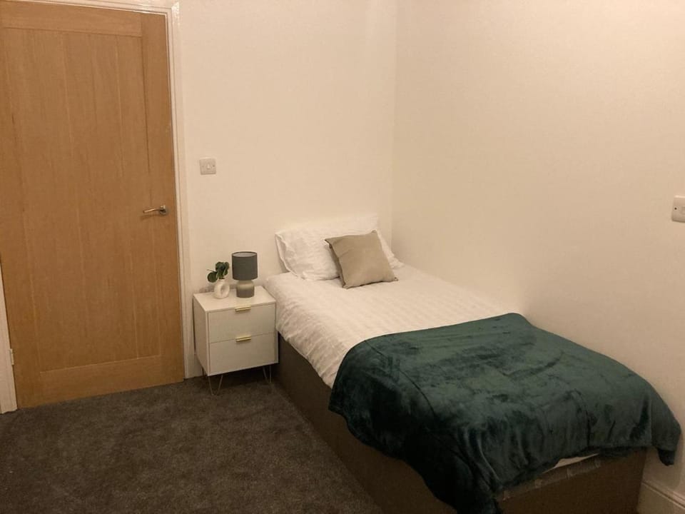 6 bedroom house with Riverviews - Free parking House in Preston