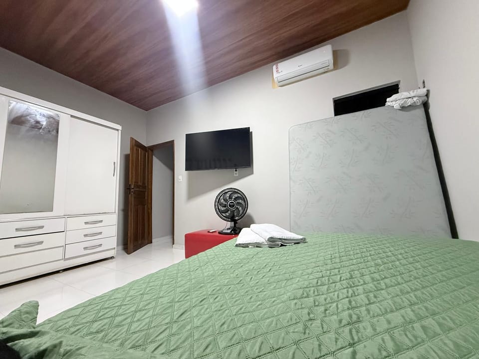 Bed, TV and multimedia, Photo of the whole room, Bedroom, air conditioner