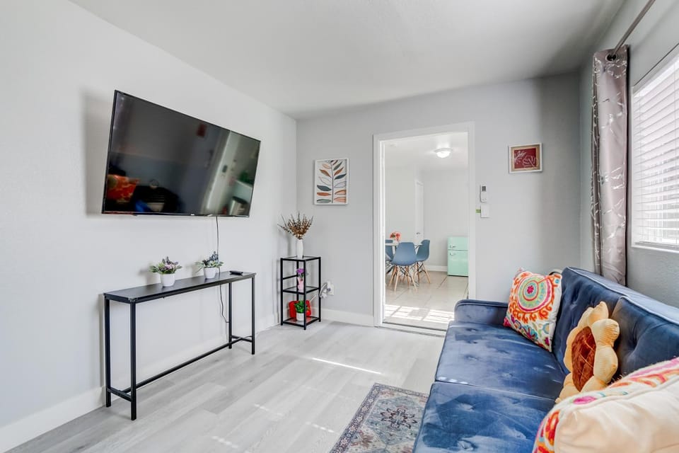 Communal lounge/ TV room, TV and multimedia, Living room, Seating area
