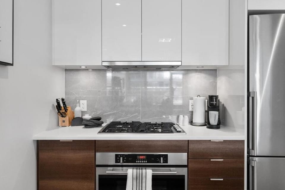 Luxury Waterfront Suite with City Views and AC Apartment in Calgary